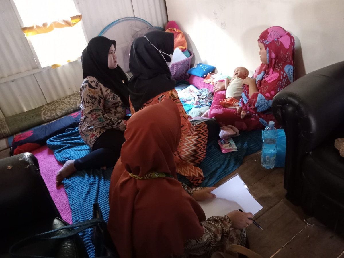 Melakukan Kunjungan Warga yang Mengalami Gizi Buruk oleh Tenga Medis RS. Tipe B A. Makkasau, Bidan kelurahan, Kader Posyandu Cenderawasih 6, dan pengurus Kamp. KB. "Geddongnge"