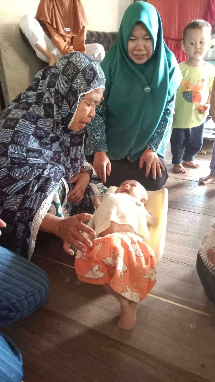 Melakukan Kunjungan Warga yang Mengalami Gizi Buruk oleh Tenga Medis RS. Tipe B A. Makkasau, Bidan kelurahan, Kader Posyandu Cenderawasih 6, dan pengurus Kamp. KB. "Geddongnge"