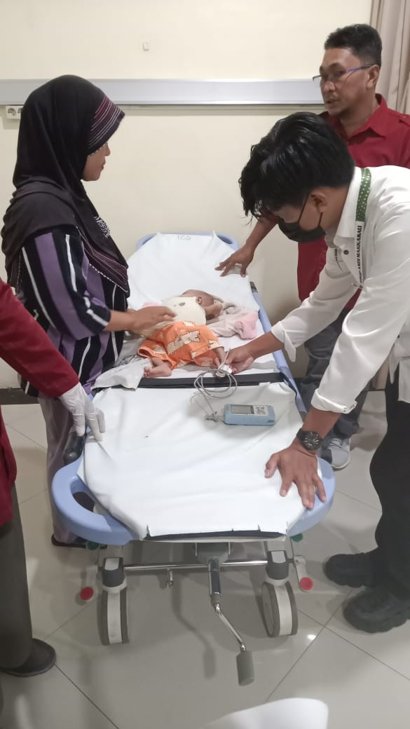 Melakukan Kunjungan Warga yang Mengalami Gizi Buruk oleh Tenga Medis RS. Tipe B A. Makkasau, Bidan kelurahan, Kader Posyandu Cenderawasih 6, dan pengurus Kamp. KB. "Geddongnge"