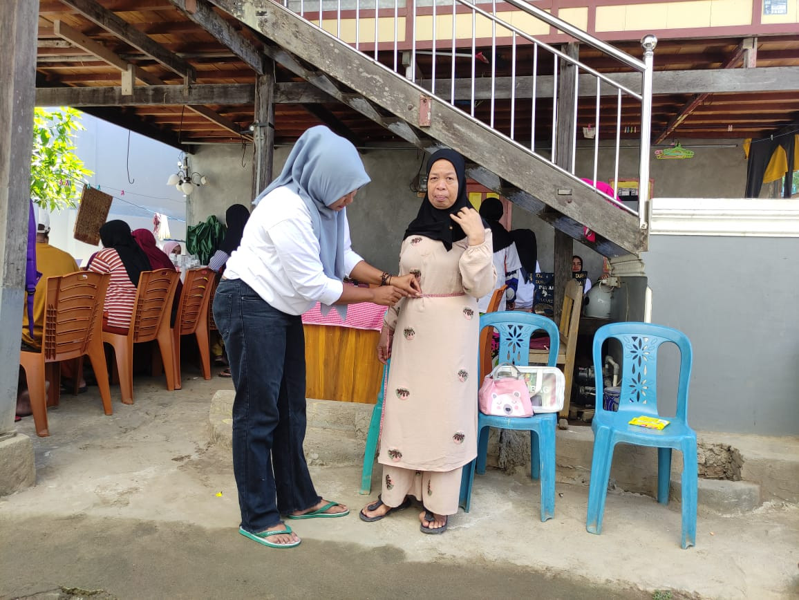 Melaksanakan Posyandu IMP di Jln. Bau Massepe oleh Nakes UPTD Puskesmas Lumpue, Kader Posyandu, Kader Lansia, Pengurus Kamp. KB "Geddongnge" dan Warga Sekitar