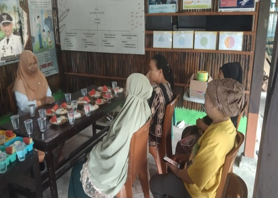 Melakukan PMT Balita Status Gizi Kurang di Sekretariat Kamp. KB "Geddongnge" oleh Ketua TP. PKK Capgal, OPD KB Capgal, Kader Rumah Giziku, Pengurus Kamp. KB dan Ibu Menyusui serta Balita Status Gizi Kurang