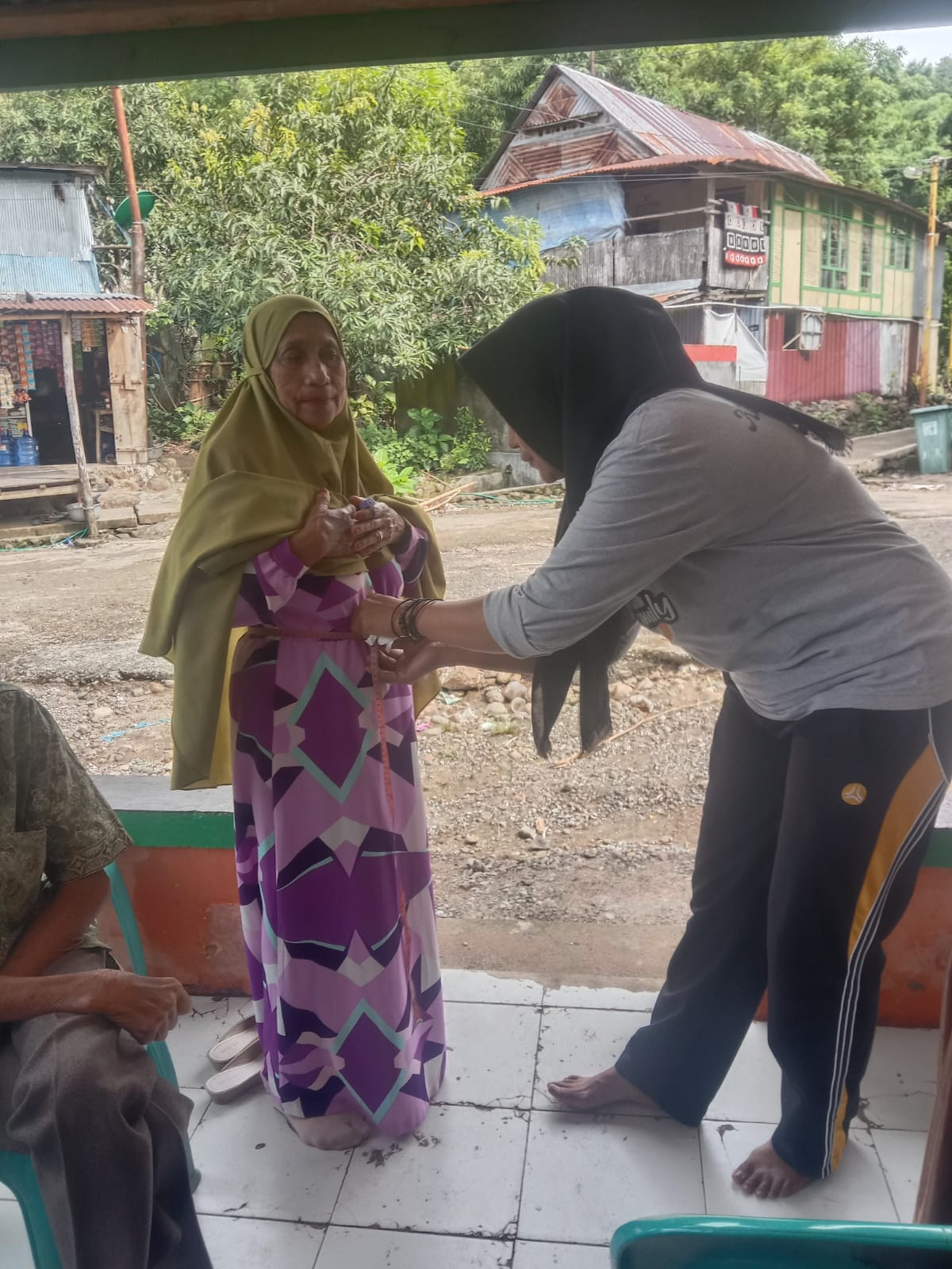 Melaksanakan Kegiatan Lansia Sehat melalui Program Lansia Berdaya (SIDAYA) oleh Nakes UPTD Puskesmas Lumpue, OPD KB, Kader Lansia, BKL, kader Posyandu, Pengurus Kamp. KB "Geddonge" dan para Lansia
