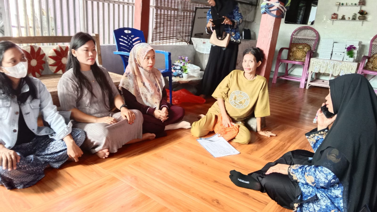 Melaksanakan Kelas Ibu Hamil oleh Kepala UPTD Puskesmas Lumpue, Nakes UPTD Puskesmas Lumpue, Kasi Kesra Capgal, Kader Posyandu Cenderawasih, Pengurus Kamp. KB "Geddongnge", dan para Ibu Hamil