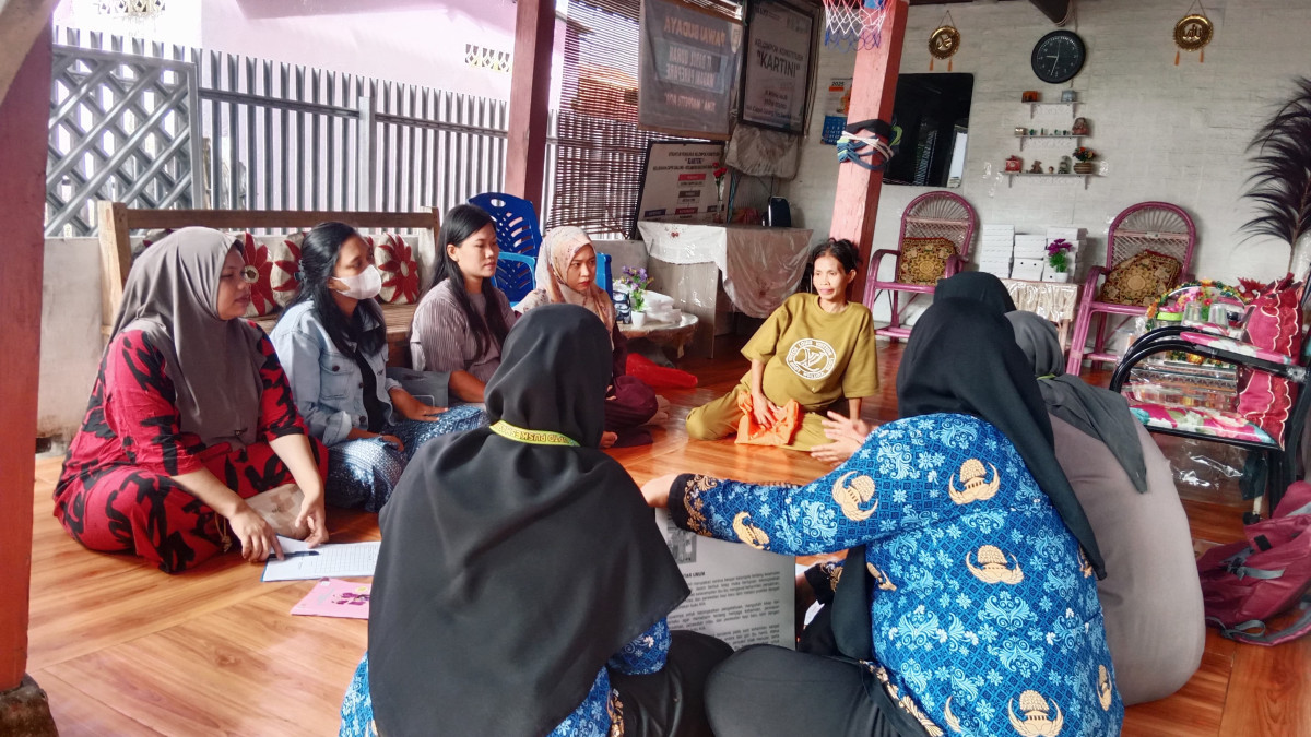 Melaksanakan Kelas Ibu Hamil oleh Kepala UPTD Puskesmas Lumpue, Nakes UPTD Puskesmas Lumpue, Kasi Kesra Capgal, Kader Posyandu Cenderawasih, Pengurus Kamp. KB "Geddongnge", dan para Ibu Hamil