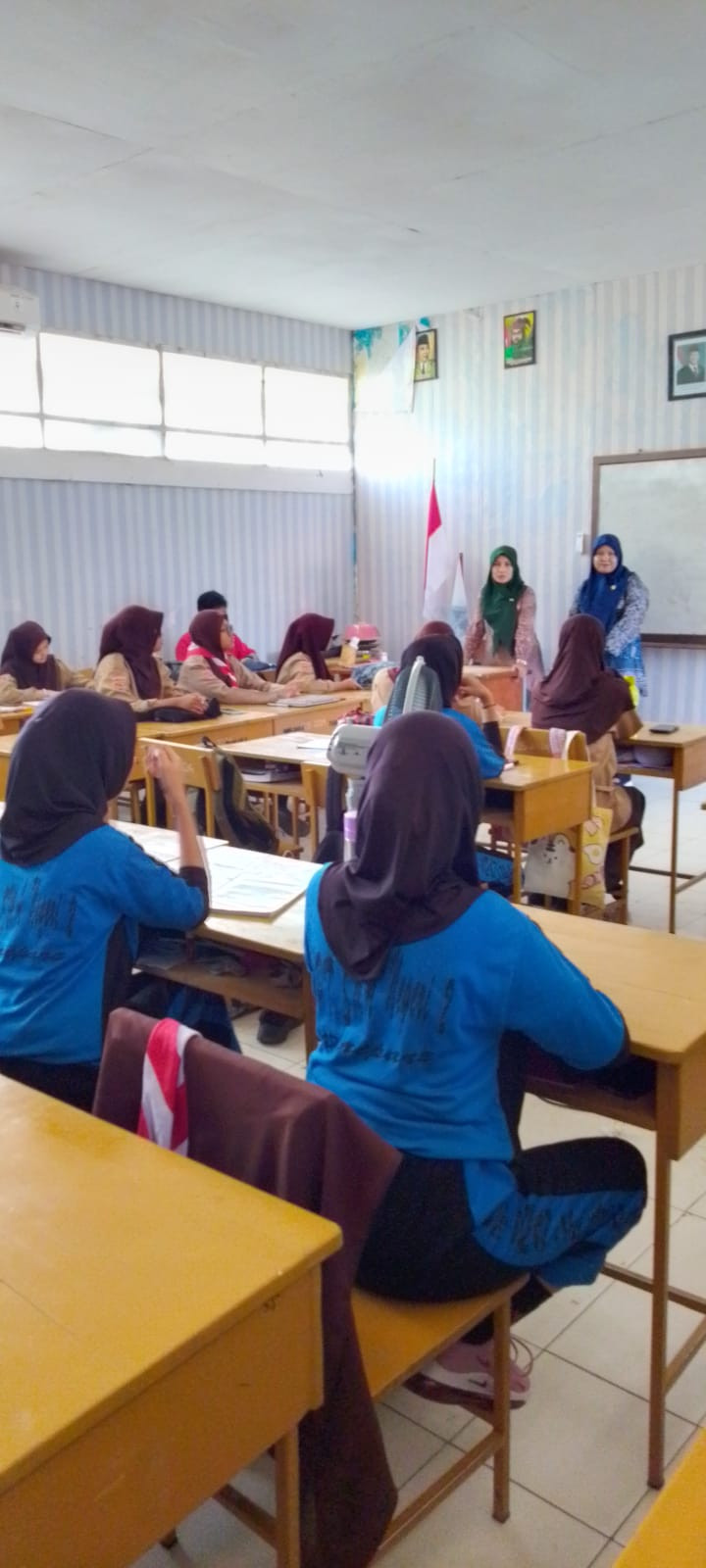 Pemberian Edukasi dan Pembagian tablet Tambah Darah bagi Remaja Putri oleh Penyuluh KB, Bidan Kelurahan, PIK Remaja, kader Kamp. KB "Geddongnge" dan Siswa