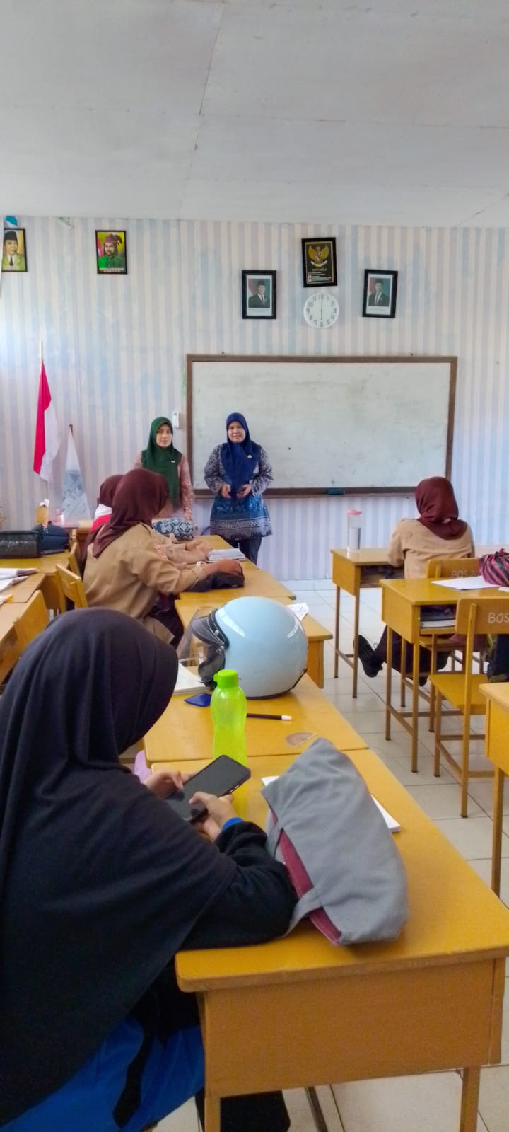 Pemberian Edukasi dan Pembagian tablet Tambah Darah bagi Remaja Putri oleh Penyuluh KB, Bidan Kelurahan, PIK Remaja, kader Kamp. KB "Geddongnge" dan Siswa