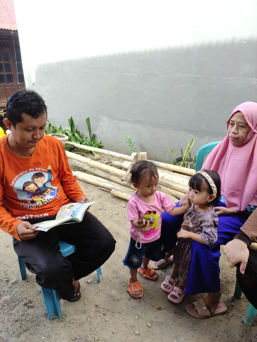 Melakukan Pendampingan Ibu Balita Berstatus Gizi Kurang oleh Kader TPK dan Pengurus Kamp. KB "Geddongnge"