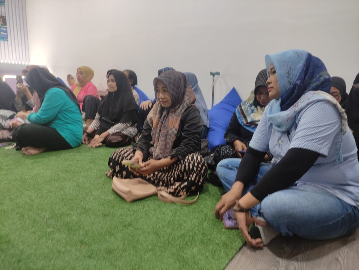 Mengikuti Kegiatan Sosialisasi bantuaan Penyertaan Modal Usaha oleh Kanit BRI Ujung, Pengurus PNM Mekar, Kelompok Konstituen, Pengurus Kamp. KB "Geddongnge"