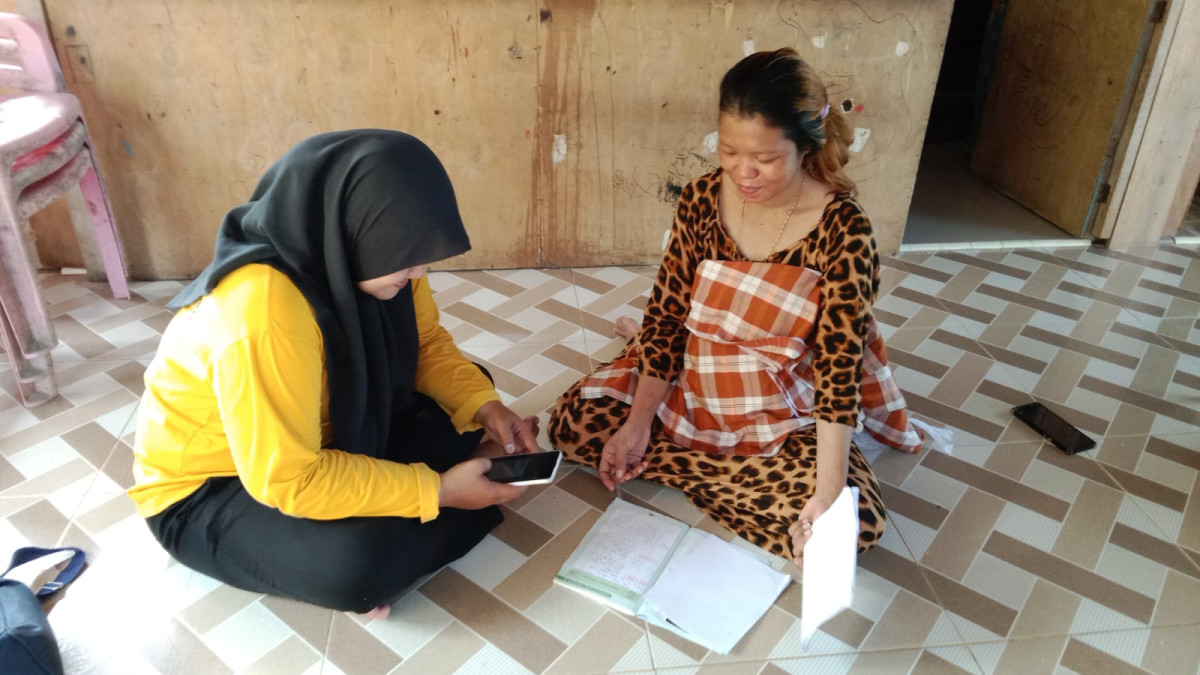 Melakukan Pendampingan Ibu Hamil oleh Bidan Kelurahan, Kader TPK dan Pengurus kamp. KB "Geddongnge" kepada sasaran Ibu Hamil di Wilayah RW 03