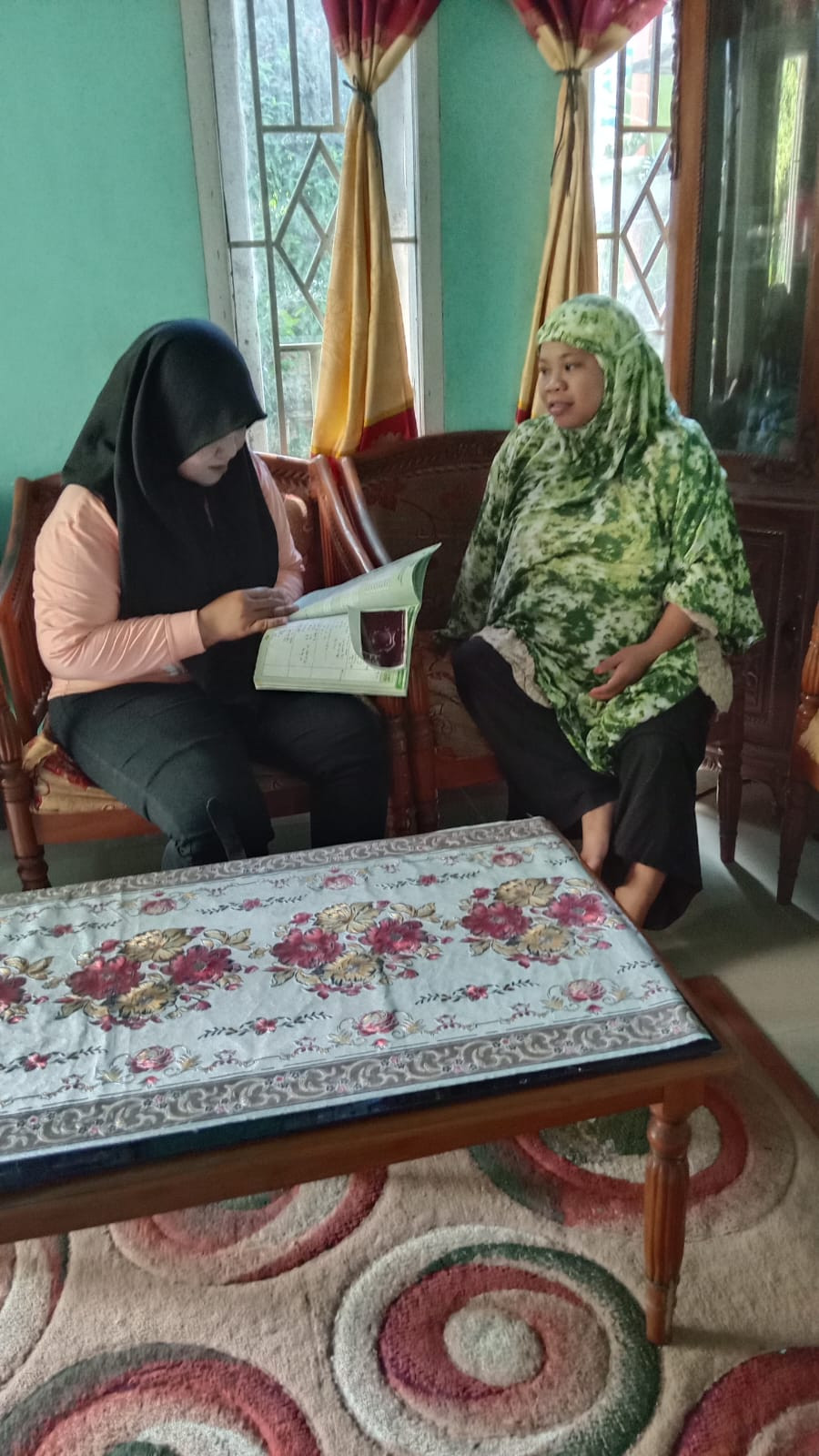 Melakukan Pendampingan Ibu Hamil oleh Bidan Kelurahan, Kader TPK dan Pengurus kamp. KB "Geddongnge" kepada sasaran Ibu Hamil di Wilayah RW 03
