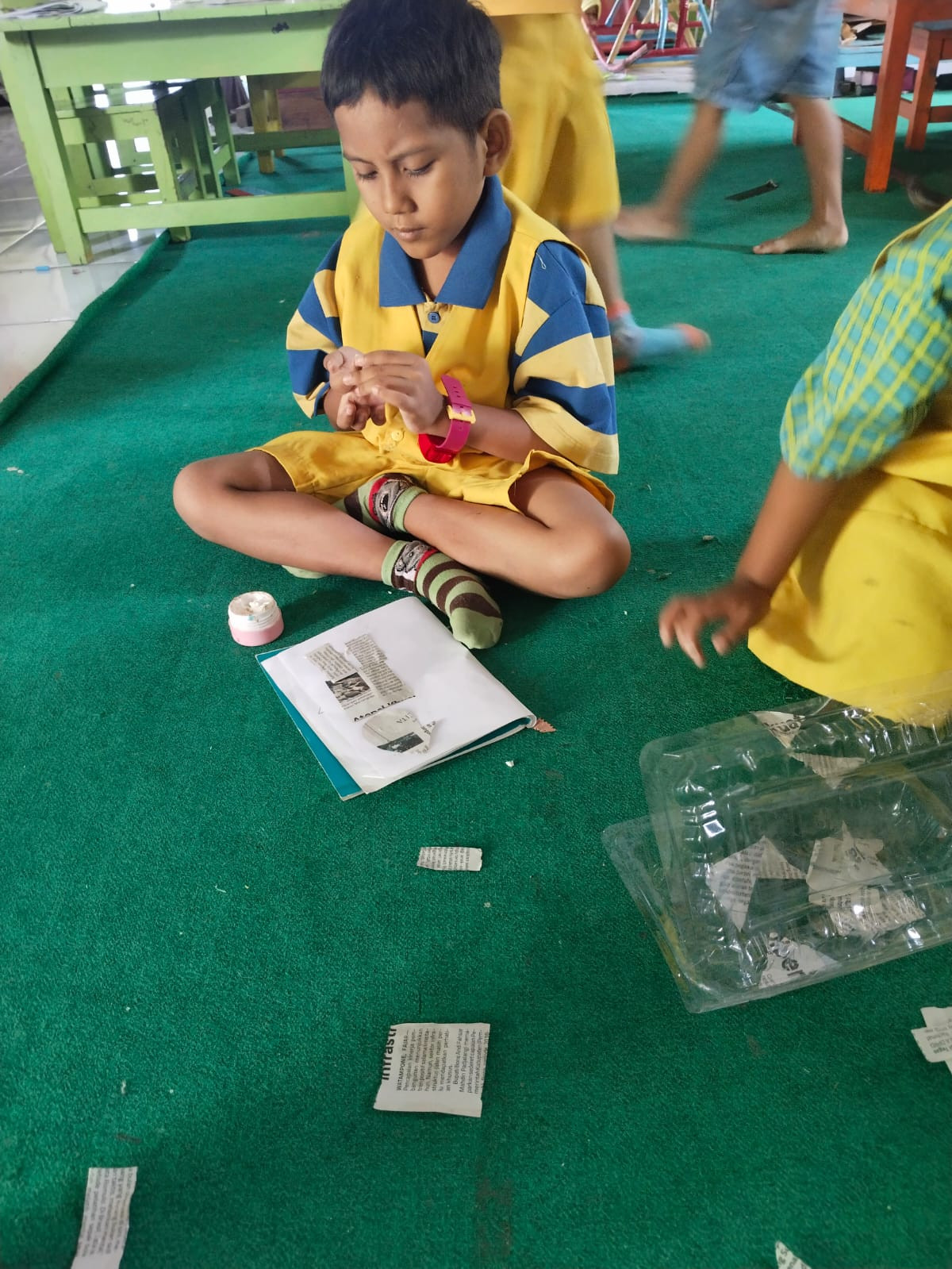 Menyusun potongan Koran jadi Gambar oleh Anak PAUD Al-Firdaus