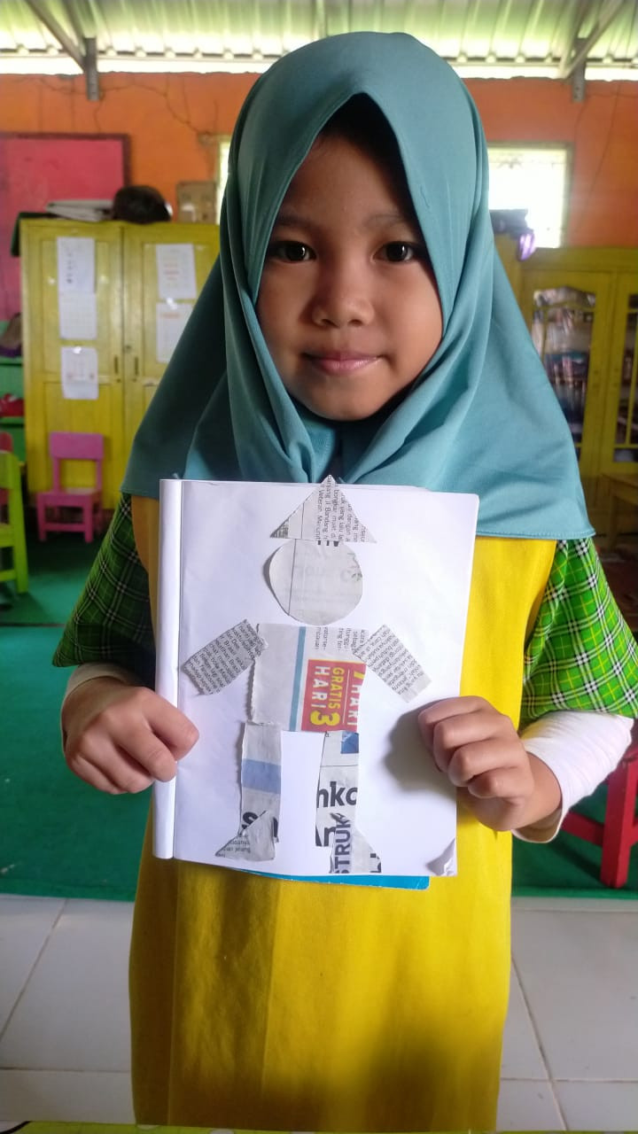 salah satu siswi PAUD memperlihatkan hasil karyanya