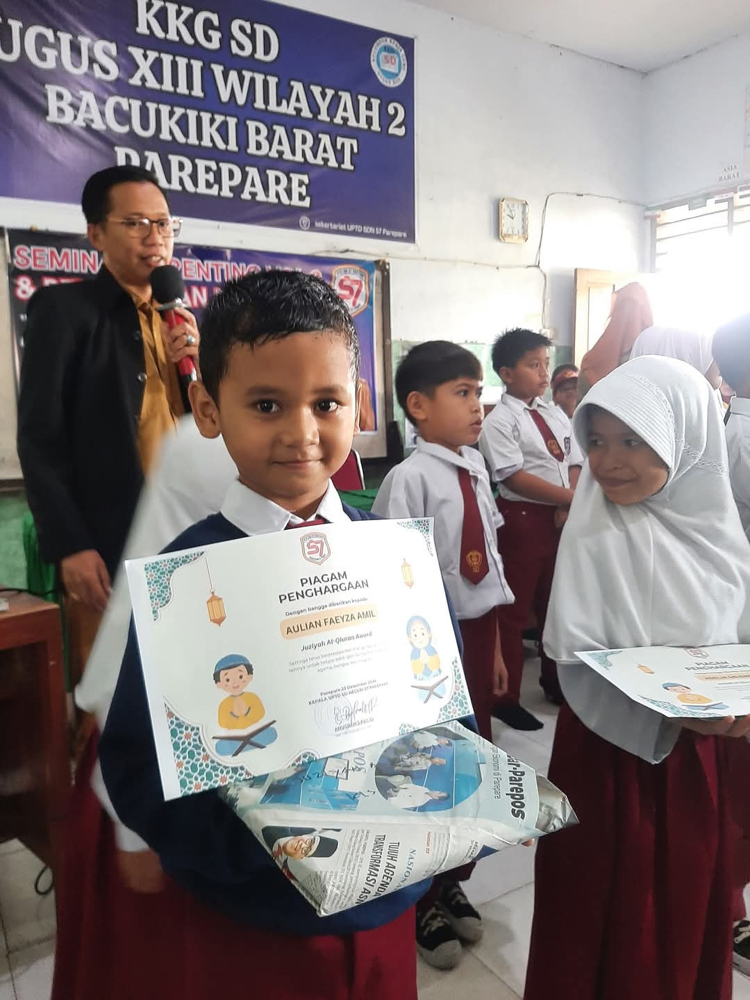 Seminar Parenting dan Penyerahan Bantuan untuk Siswa Berprestasi Kategori Kurang Mampu