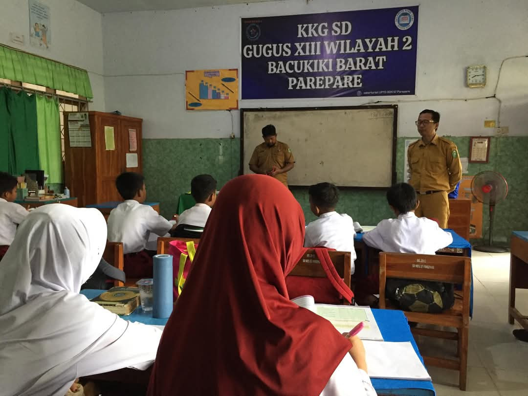 Menghadiri Seminar parenting dan Penyerahan Bantuan bagi Siswa Berprestasi Kategori Kurang Mampu oleh Kepala Sekolah SD Neg. 57, para guru, Ketua Komite, pengurus Kamp. KB "Geddongnge" dan para orang tua siswa