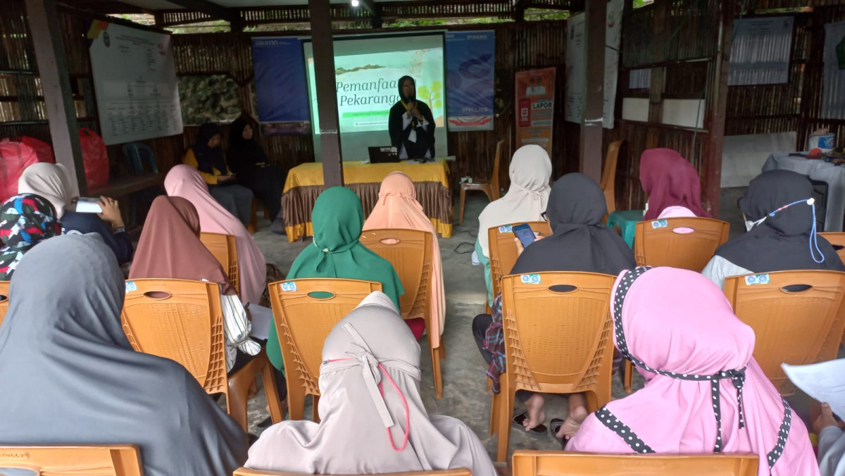 Workshop dan Pembagian Media Tanam Microgreen kepada Ibu Baduta/Balita Stunting oleh Dinas PKPK, Dinas Ketapang, Pengurus Kamp. KB "Geddongnge" dan Warga Sekitar