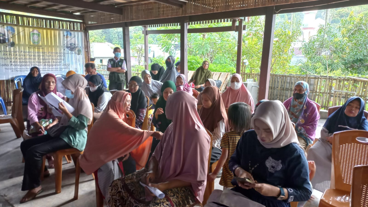 Workshop dan Pembagian Media Tanam Microgreen kepada Ibu Baduta/Balita Stunting oleh Dinas PKPK, Dinas Ketapang, Pengurus Kamp. KB "Geddongnge" dan Warga Sekitar