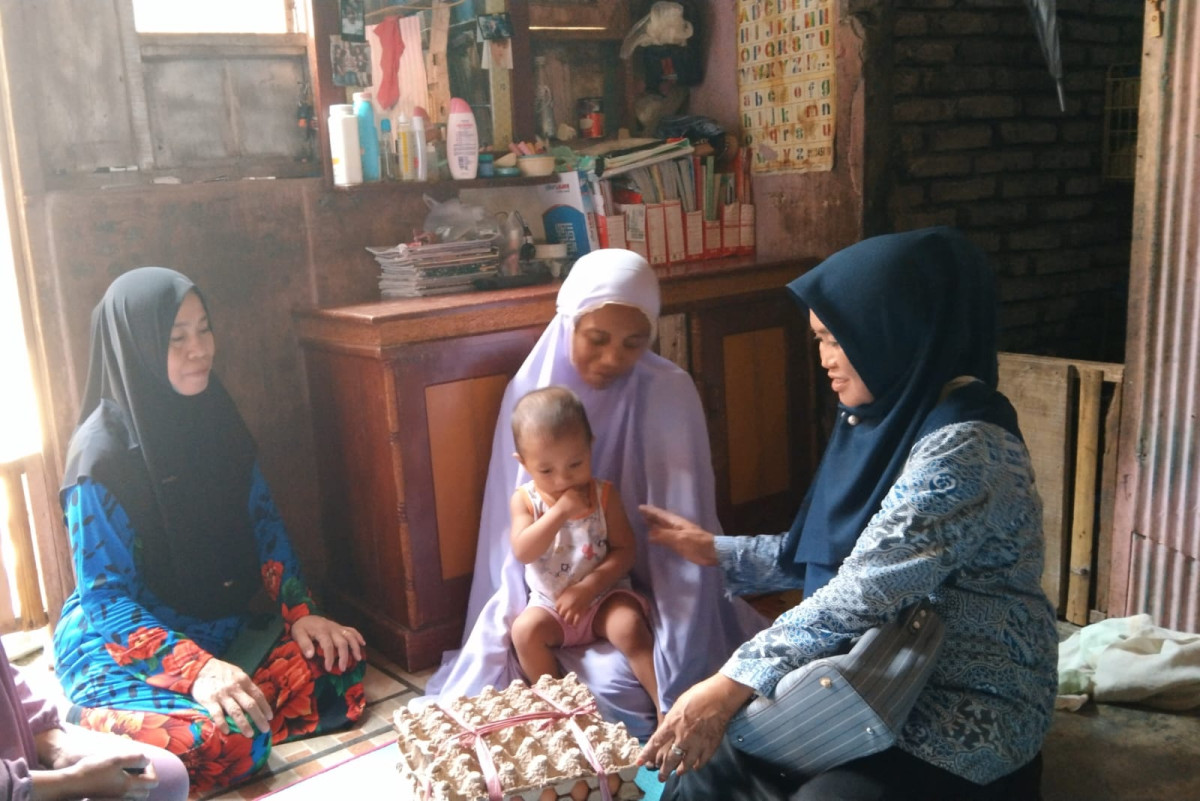 Melakukan Pendampingan dan Pembagian Sembako GENTING oleh OPD KB, Lurah, Ketua TP. PKK, Kader TPK, Pengurus Kamp. KB "Geddongnge" dan Baduta/Balita Stunting