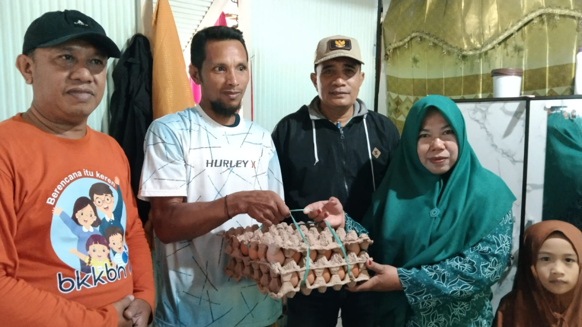 Melakukan Pendampingan dan Pembagian Sembako GENTING oleh OPD KB, Lurah, Ketua TP. PKK, Kader TPK, Pengurus Kamp. KB "Geddongnge" dan Baduta/Balita Stunting