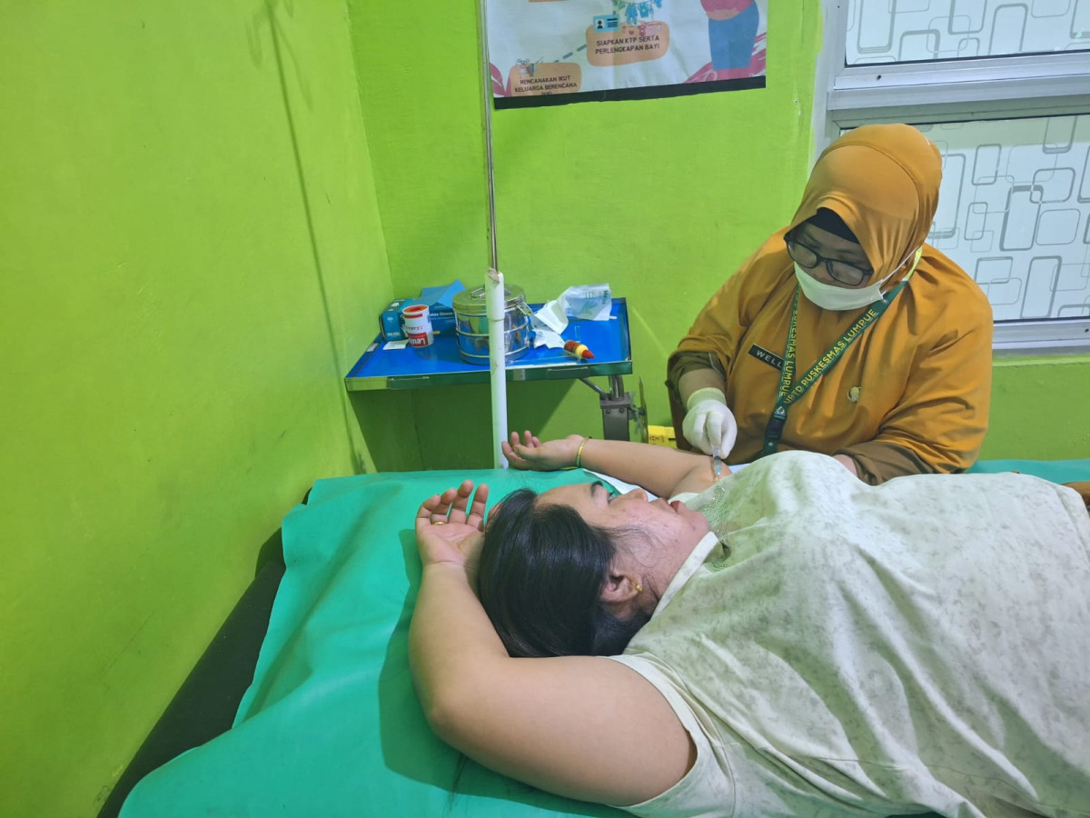 Pendampingan Pemasangan KB Implant oleh Penyuluh KB, Kader Sub PPKBD, Pengurus Kamp. KB "Geddongnge" dan Calon Akseptor