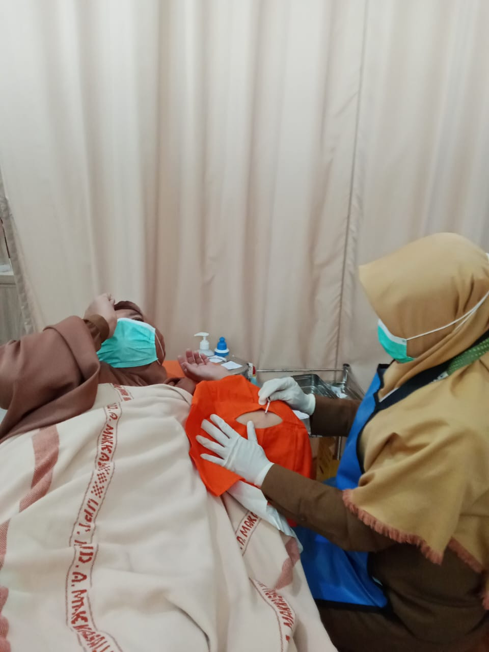 Pendampingan Pemasangan KB Implant oleh Penyuluh KB, Kader Sub PPKBD, Pengurus Kamp. KB "Geddongnge" dan Calon Akseptor