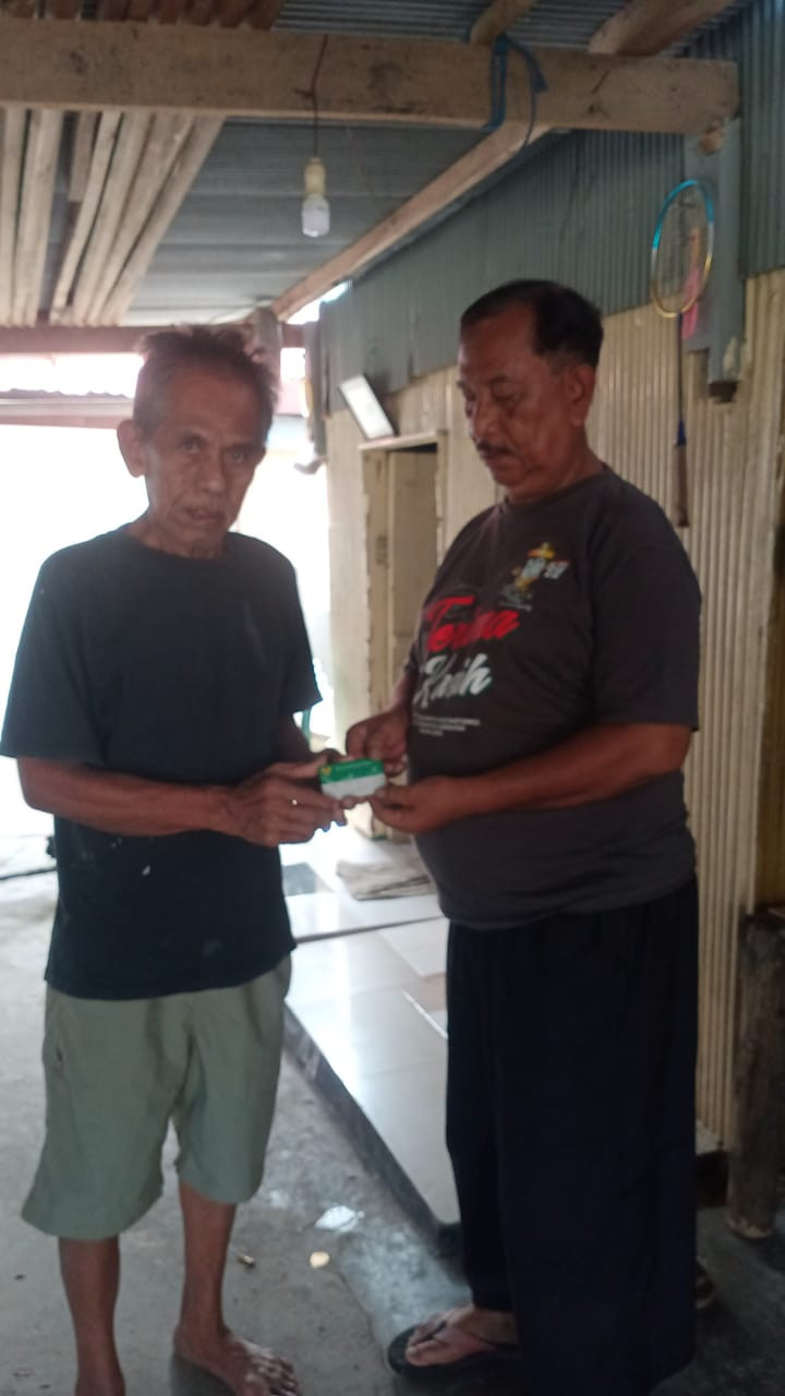 Melakukan Pendampingan dan Penyerahan Kartu BPJS PBI