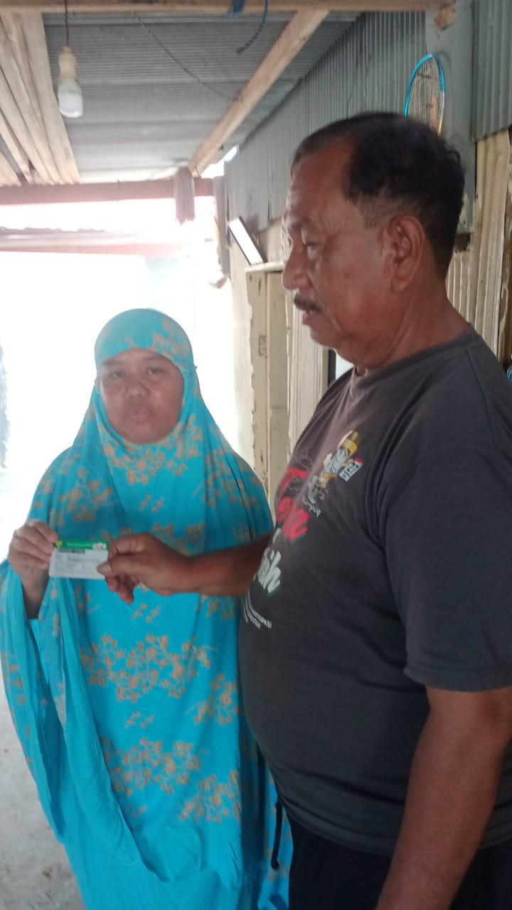 Melakukan Pendampingan dan Penyerahan Kartu BPJS PBI oleh Kader BKL, Ketua ORW 02, Kader Kelompok Konstituen Kartini, Pengurus Kamp. KB "Geddongnge" dan Warga
