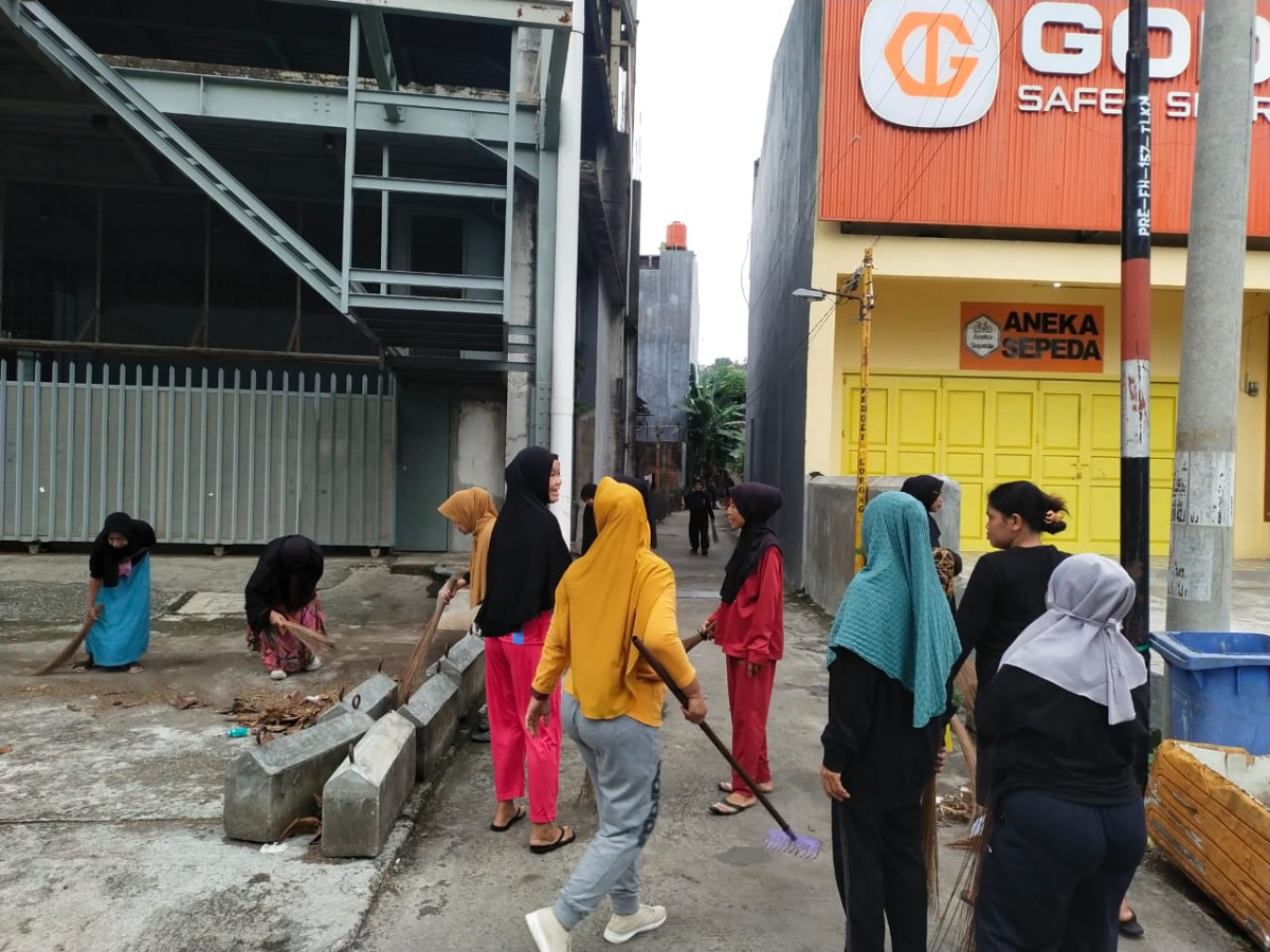 Melaksanakan Kerja Bakti Peduli Lingkungan "Berdaya GUNA"