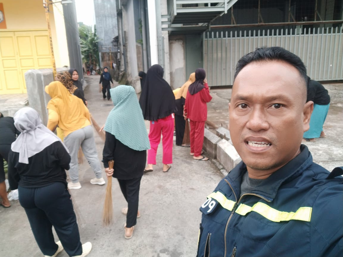 Kerja Bakti "Berdaya GUNA" di Jln. Mattirotasi RT 01 RW 04 oleh Lurah, BABINKAMTIBMAS, Kader TP PKK Capgal, Klp. PKH, Kader Posyandu, Pengurus Kamp. KB "Geddongnge"