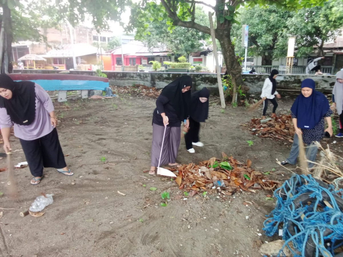 Kerja Bakti "Berdaya GUNA" di Jln. Mattirotasi RT 01 RW 04 oleh Lurah, BABINKAMTIBMAS, Kader TP PKK Capgal, Klp. PKH, Kader Posyandu, Pengurus Kamp. KB "Geddongnge"