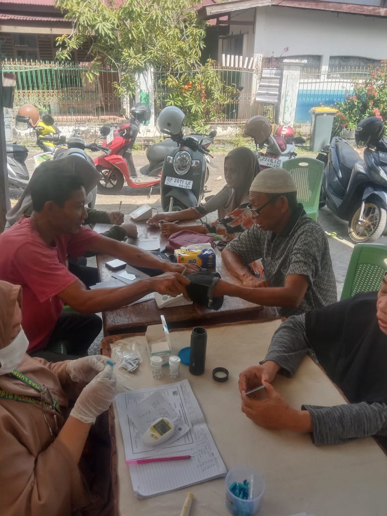 Melaksanakan Program Lansia Sehat Lansia Berdaya oleh Nakes UPTD Puskesmas Lumpue, Kader BKL, Pengurus Kamp. KB "Geddongnge" dan para Lansia