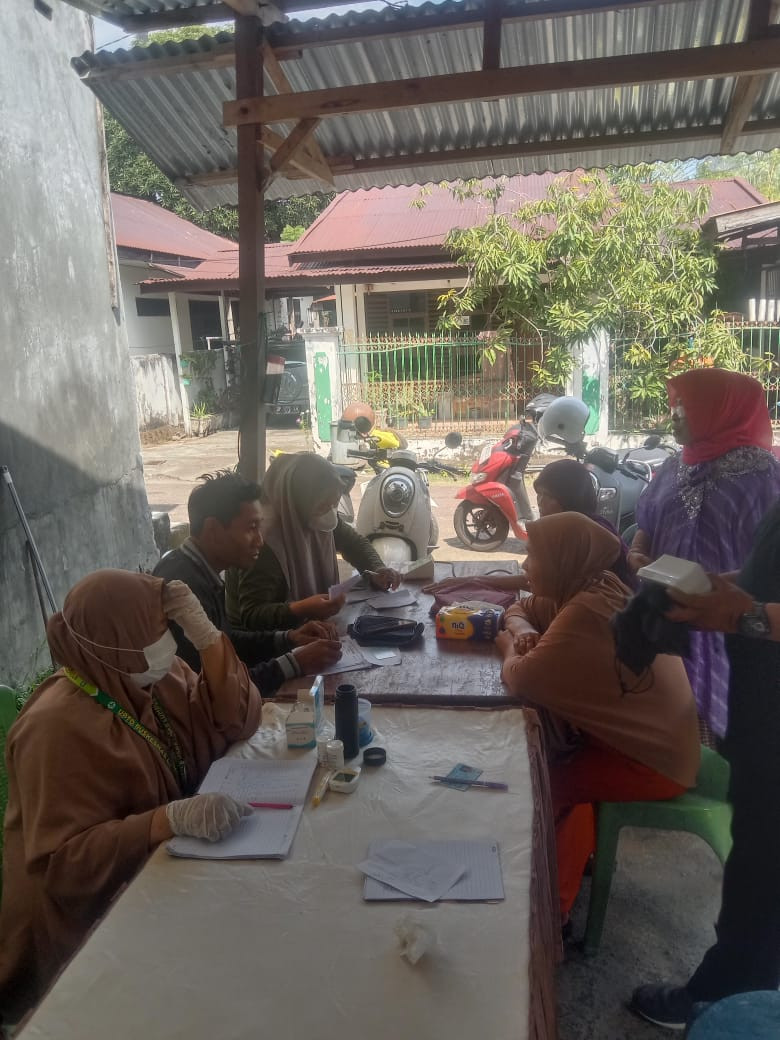 Melaksanakan Program Lansia Sehat Lansia Berdaya oleh Nakes UPTD Puskesmas Lumpue, Kader BKL, Pengurus Kamp. KB "Geddongnge" dan para Lansia