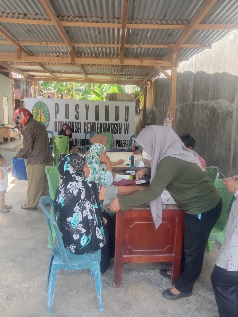 Melaksanakan Program Lansia Sehat Lansia Berdaya oleh Nakes UPTD Puskesmas Lumpue, Kader BKL, Pengurus Kamp. KB "Geddongnge" dan para Lansia