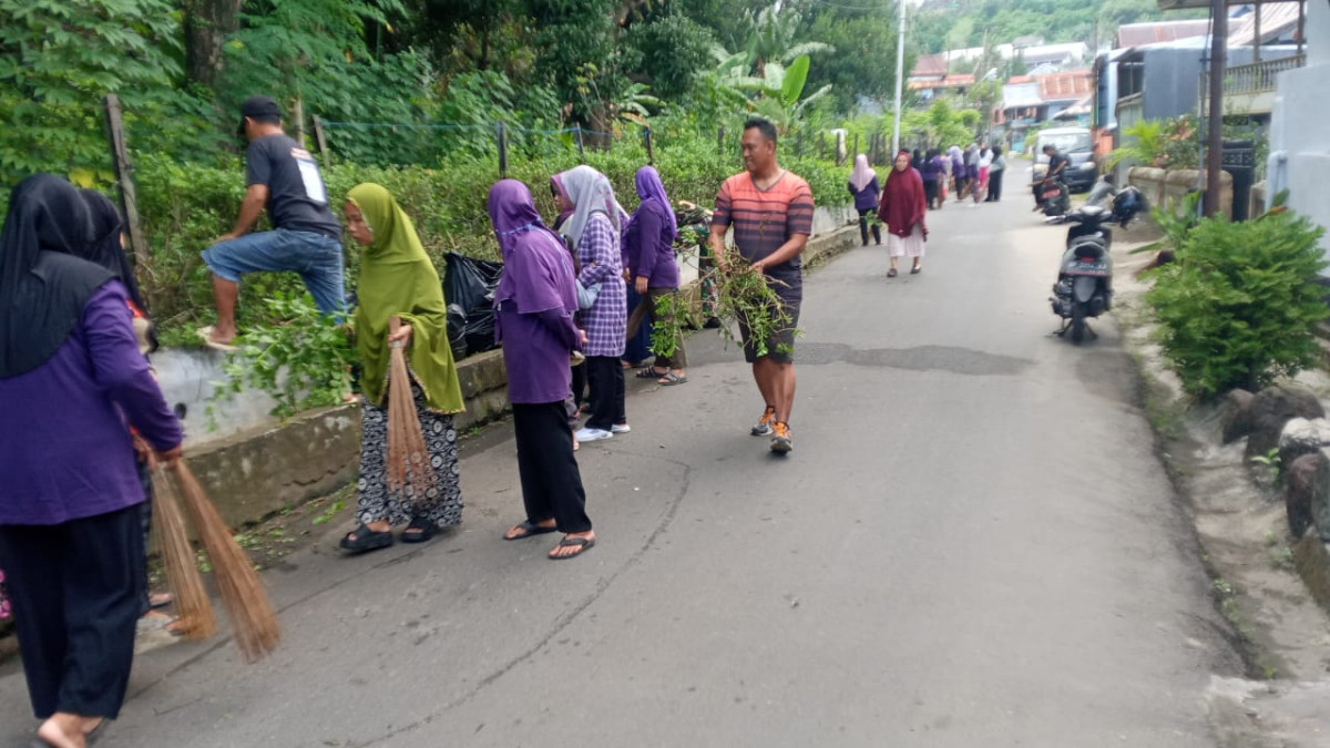 Melaksanakan Kerja Bakti Peduli Lingkungan "BERDAYA GUNA"
