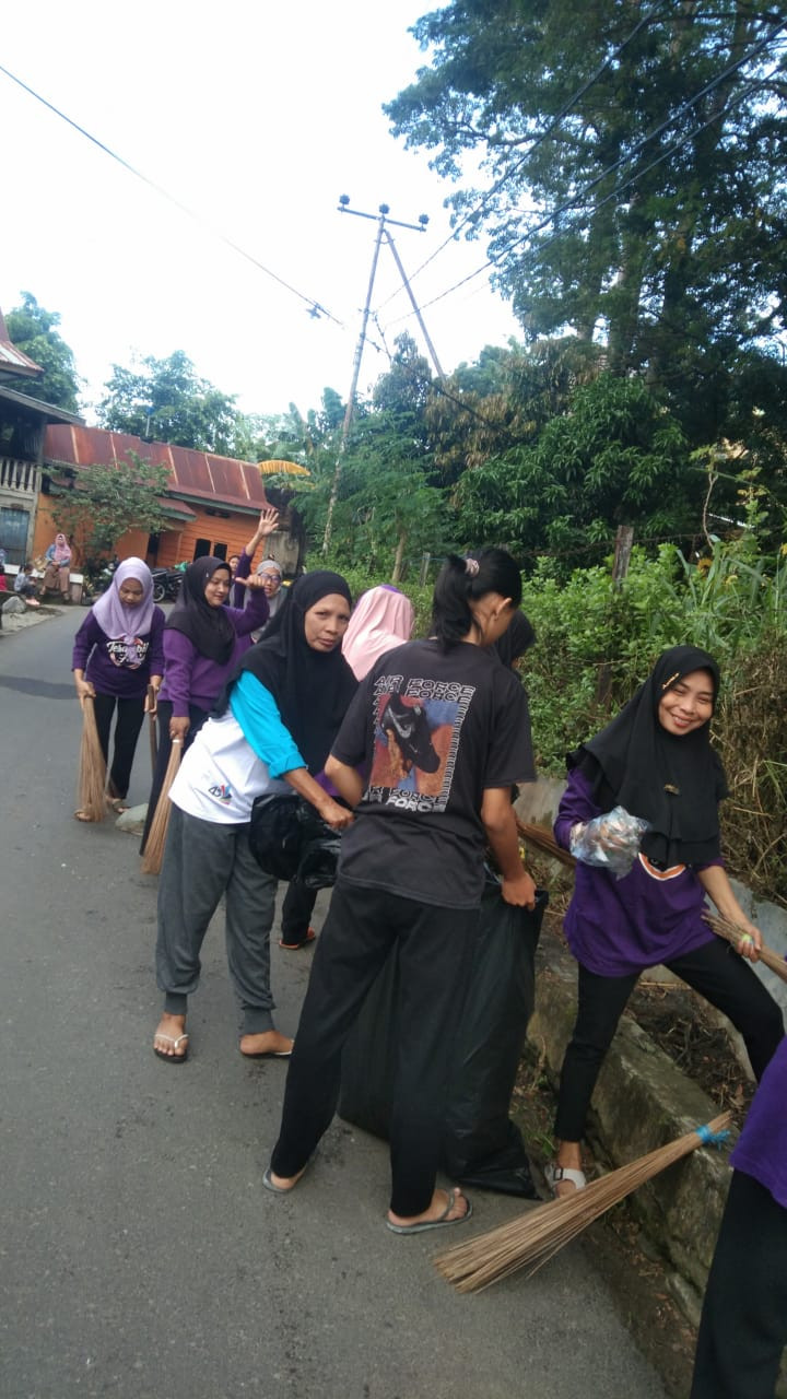 Melaksanakan Kerja Bakti Berdaya Guna oleh Lurah, BHABINKAMTIBMAS, BABINSA, Ketua RW 02, Kader GATI, SIDAYA, GENTING, pengurus Kampung KB "Geddongnge" dan warga