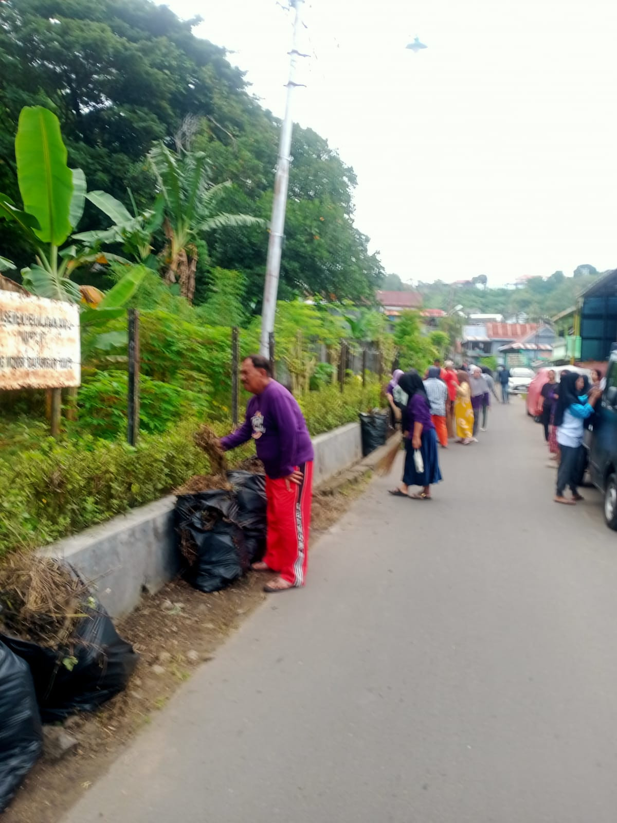 Melaksanakan Kerja Bakti Berdaya Guna oleh Lurah, BHABINKAMTIBMAS, BABINSA, Ketua RW 02, Kader GATI, SIDAYA, GENTING, pengurus Kampung KB "Geddongnge" dan warga