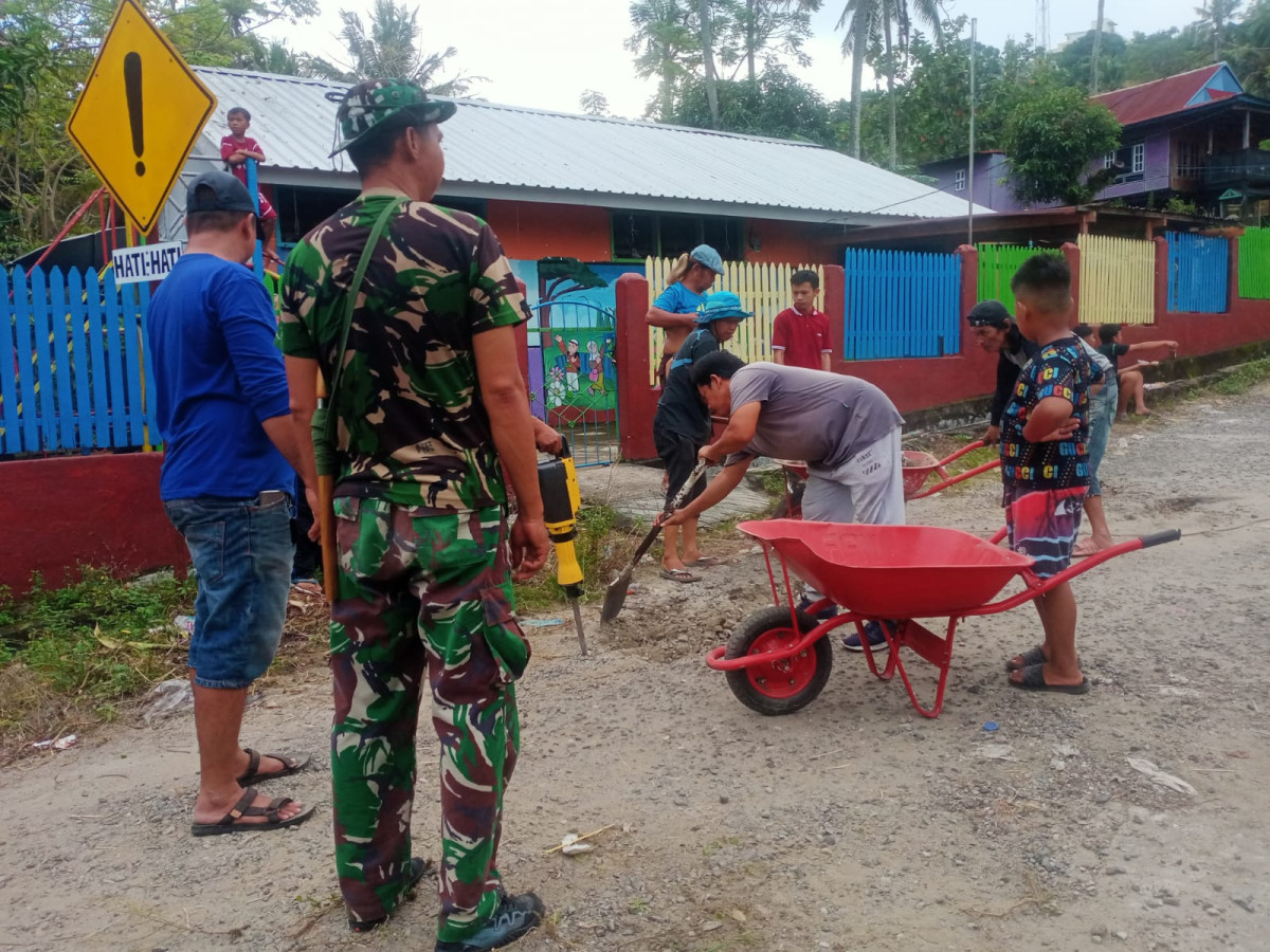 Swadaya Perbaikan Jalan yang Rusak dan Berlubang