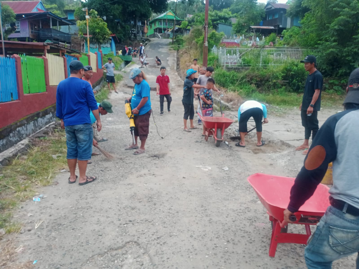 Melaksanakan Swadaya Perbaikan Jalan Berlubang oleh Lurah, BHABINKAMTIBMAS, Babinsa, Kasi Kesra, Ketua RW 2, Penurus GATi, Pengurus Kamp. KB "Geddongnge" dan warga sekitar