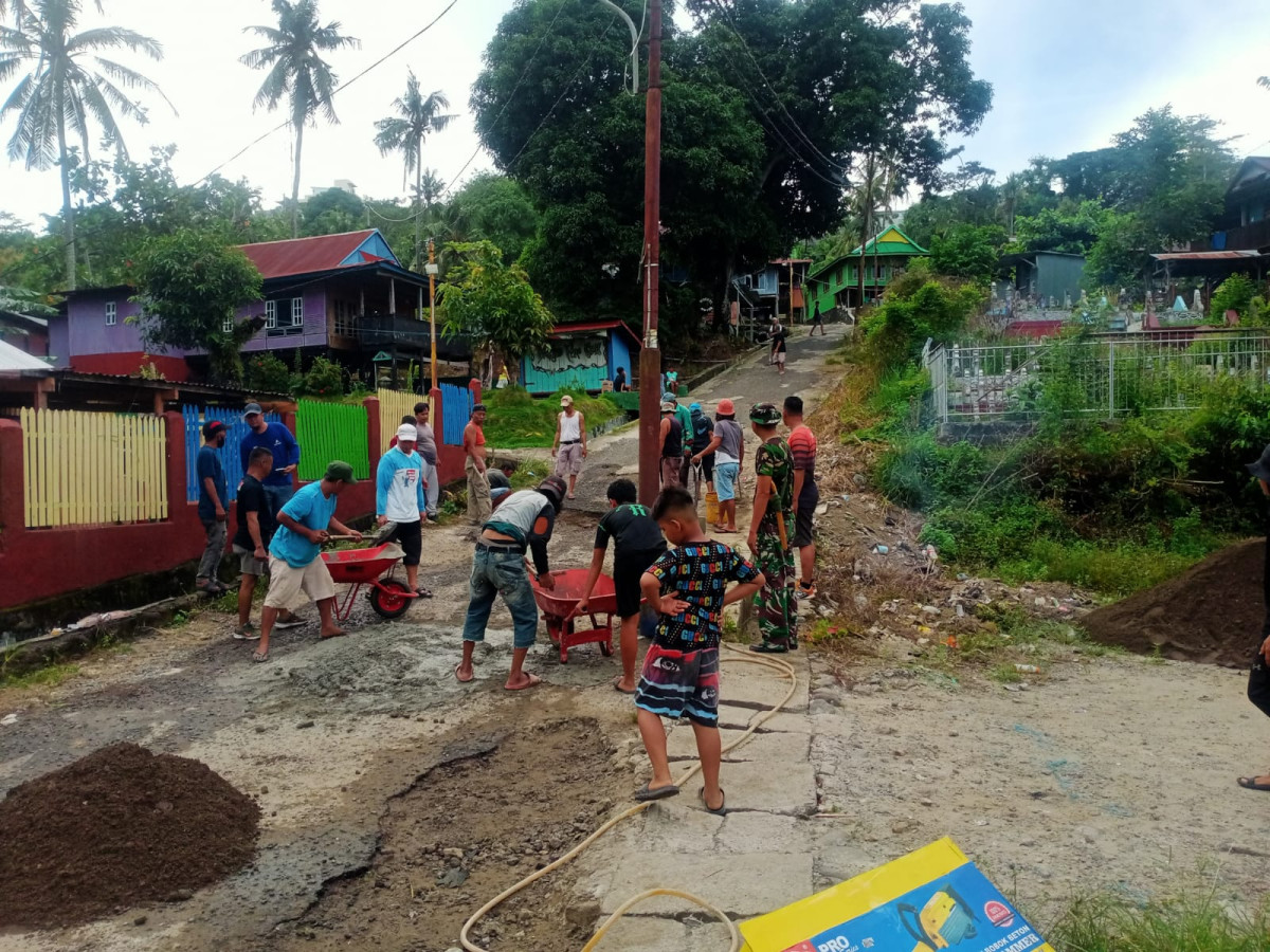 Melaksanakan Swadaya Perbaikan Jalan Berlubang oleh Lurah, BHABINKAMTIBMAS, Babinsa, Kasi Kesra, Ketua RW 2, Penurus GATi, Pengurus Kamp. KB "Geddongnge" dan warga sekitar