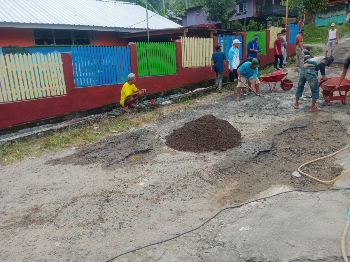 Melaksanakan Swadaya Perbaikan Jalan Berlubang oleh Lurah, BHABINKAMTIBMAS, Babinsa, Kasi Kesra, Ketua RW 2, Penurus GATi, Pengurus Kamp. KB "Geddongnge" dan warga sekitar