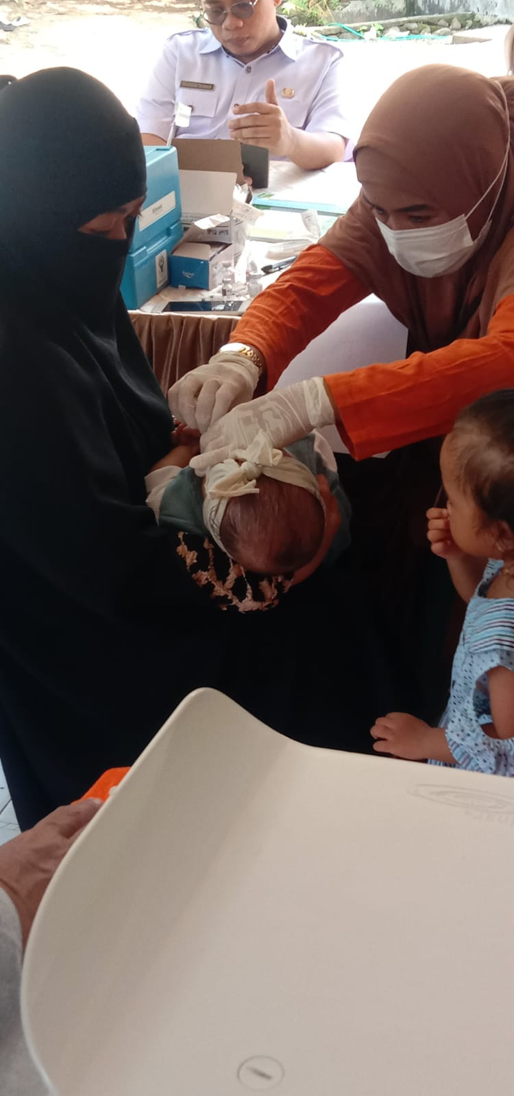 Melaksanakan Posyandu Baduta/Balita oleh Nakes UPTD Puskesmas Lumpue, Kader Posyandu Cenderawasih 3, Pengurus Kamp. KB "Geddongnge" dan warga sekitar