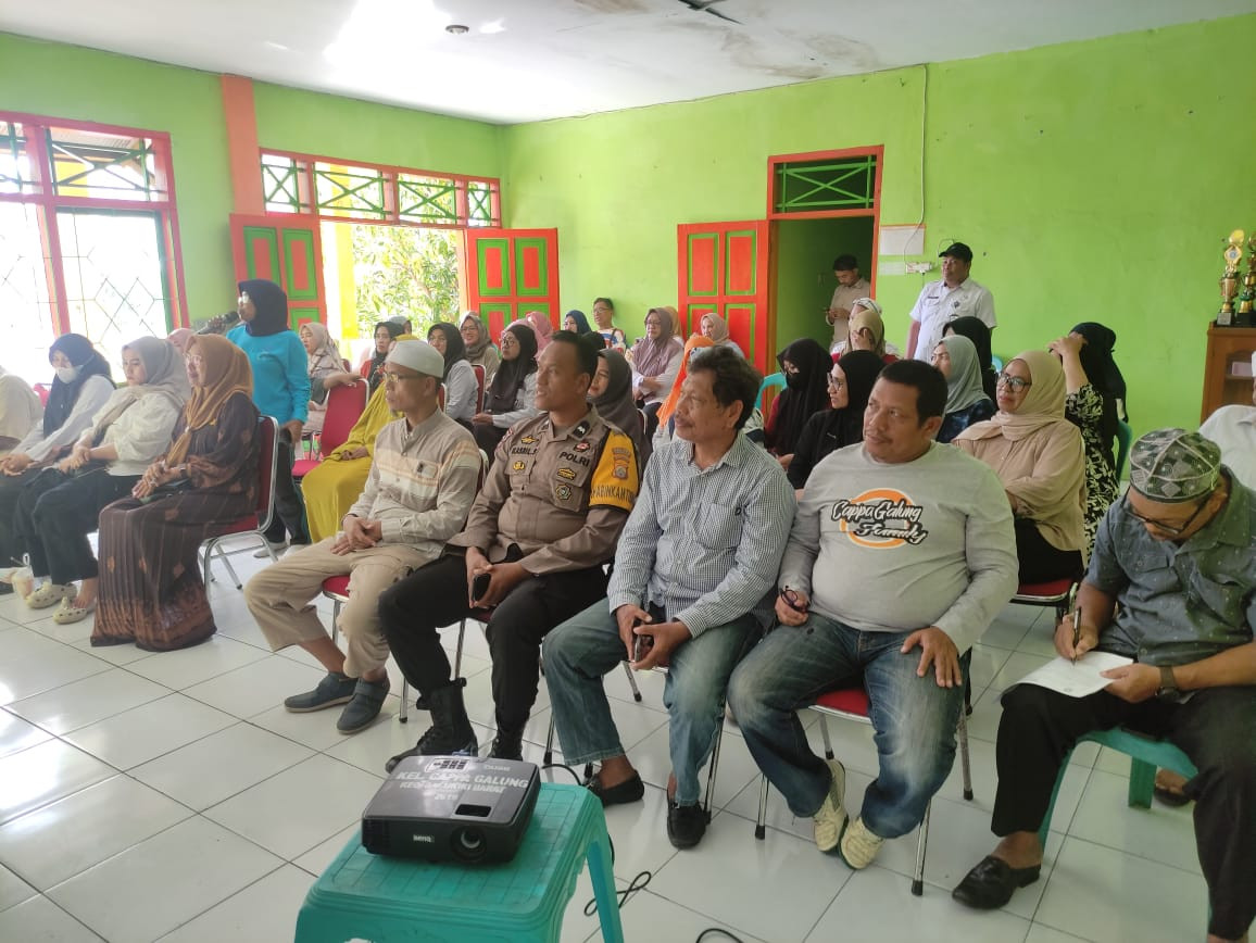 Mengikuti Roadshow Bantuan Permodalan oleh Lurah, Kanit BRI Ujung, Kanit BTN Syariah, Kabag Ekonomi Pemkot Parepare, Kader UPPKA dan Pengurus Kamp. KB "Geddongnge"