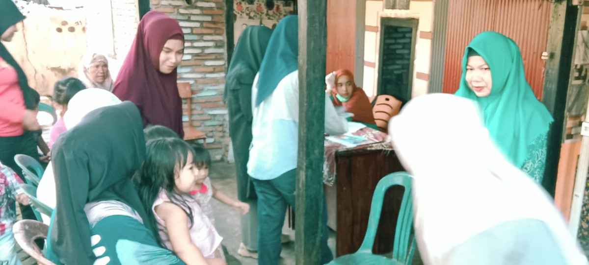 Melaksanakan Posyandu Baduta/Balita oleh Nakes UPTD Puskesmas Lumpue, Kader Posyandu Cenderawasih 4, Pengurus Kamp. KB "Geddongnge" dan warga sekitar