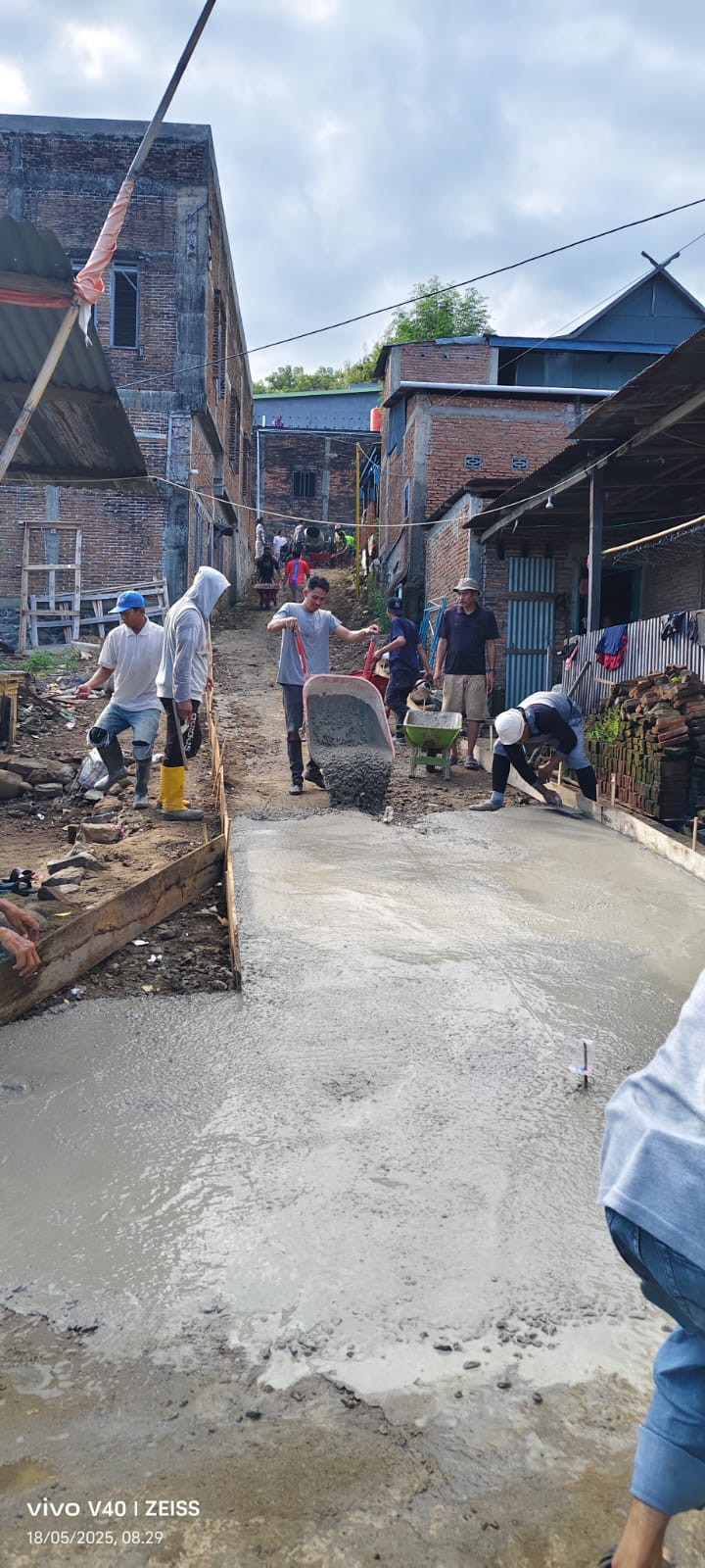 Melaksanakan Swadaya Pengecoran Jalan di Jln. H. P. Midding RT 03 RW 01 oleh Kasi Kesra Cappa Galung, Pengurus Kamp. KB "Geddongnge" dan warga sekitar