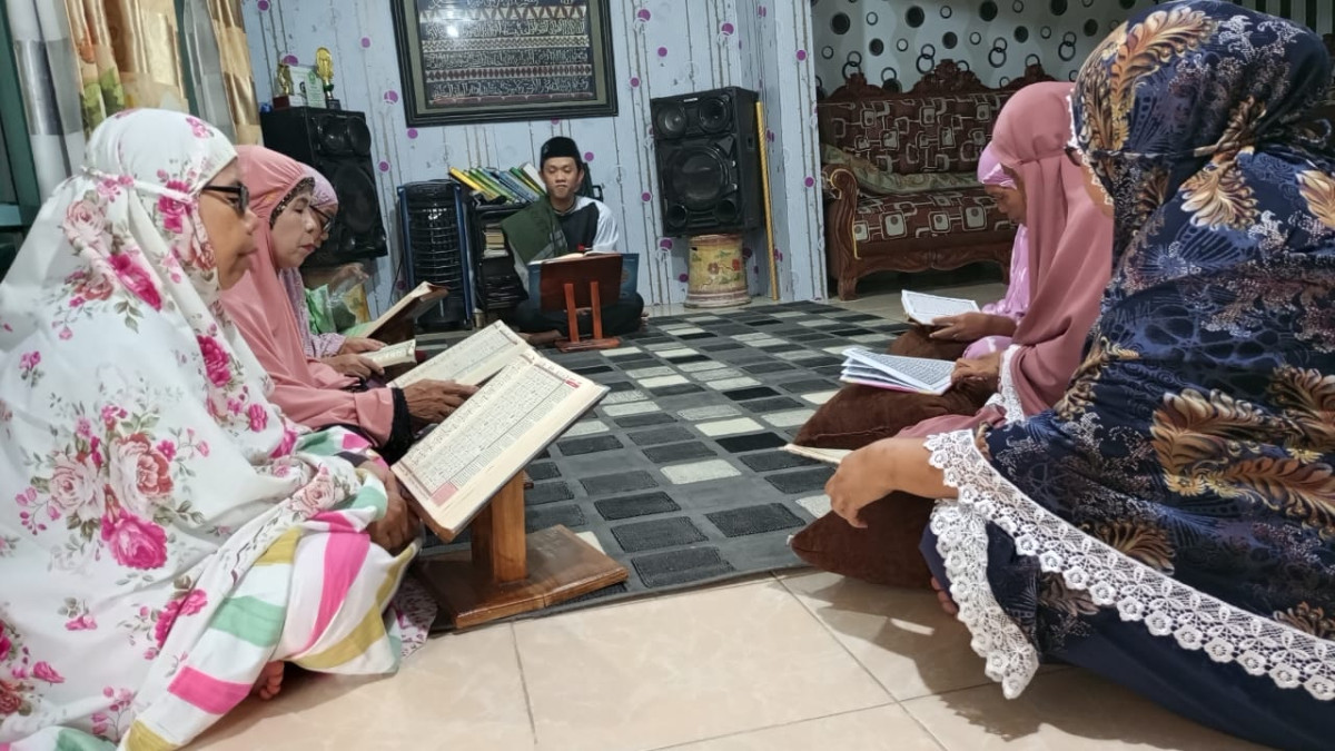 Melaksanakan Kegiatan Mengaji Bersama Warga Lansia (LANSIA BERDAYA)