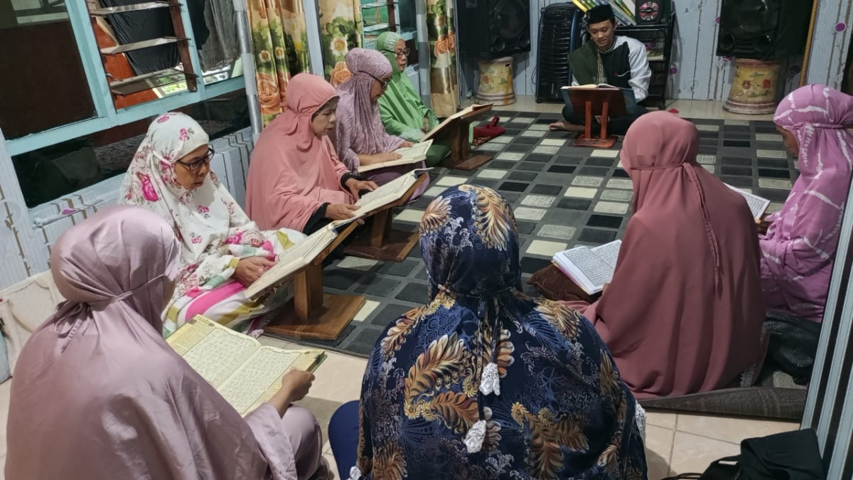 Mengikuti Kegiatan Mengaji Bersama Warga Lansia di Jln. Pinisi RT 01 Rw 05 oleh Imam Masjid Al-Falah, Pengurus Kamp. KB "Geddongnge" dan Warga Sekitar