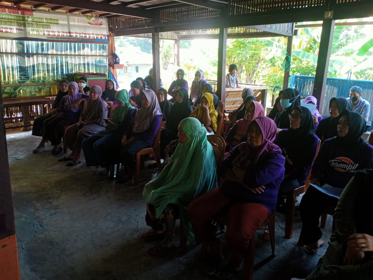 Melaksanakan Pertemuan PKH yang dihadiri oleh pembimbing PKH, Ketua RT, Pengurus Kamp. KB "Geddongnge" dan para peserta kelompok PKH