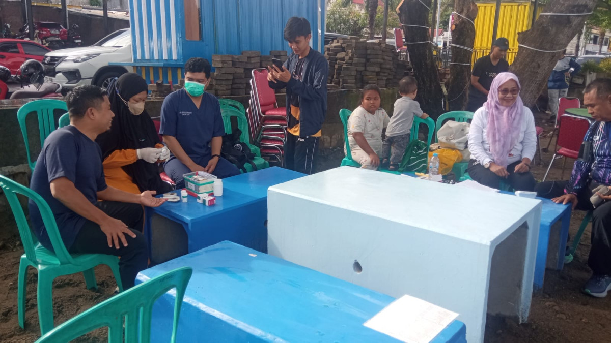 Pemeriksaan Kesehatan oleh Walikota Parepare, Nakes UPTD Puskesmas Lumpue, Pengurus Kamp. KB "Geddongnge" dan Warga Sekitar