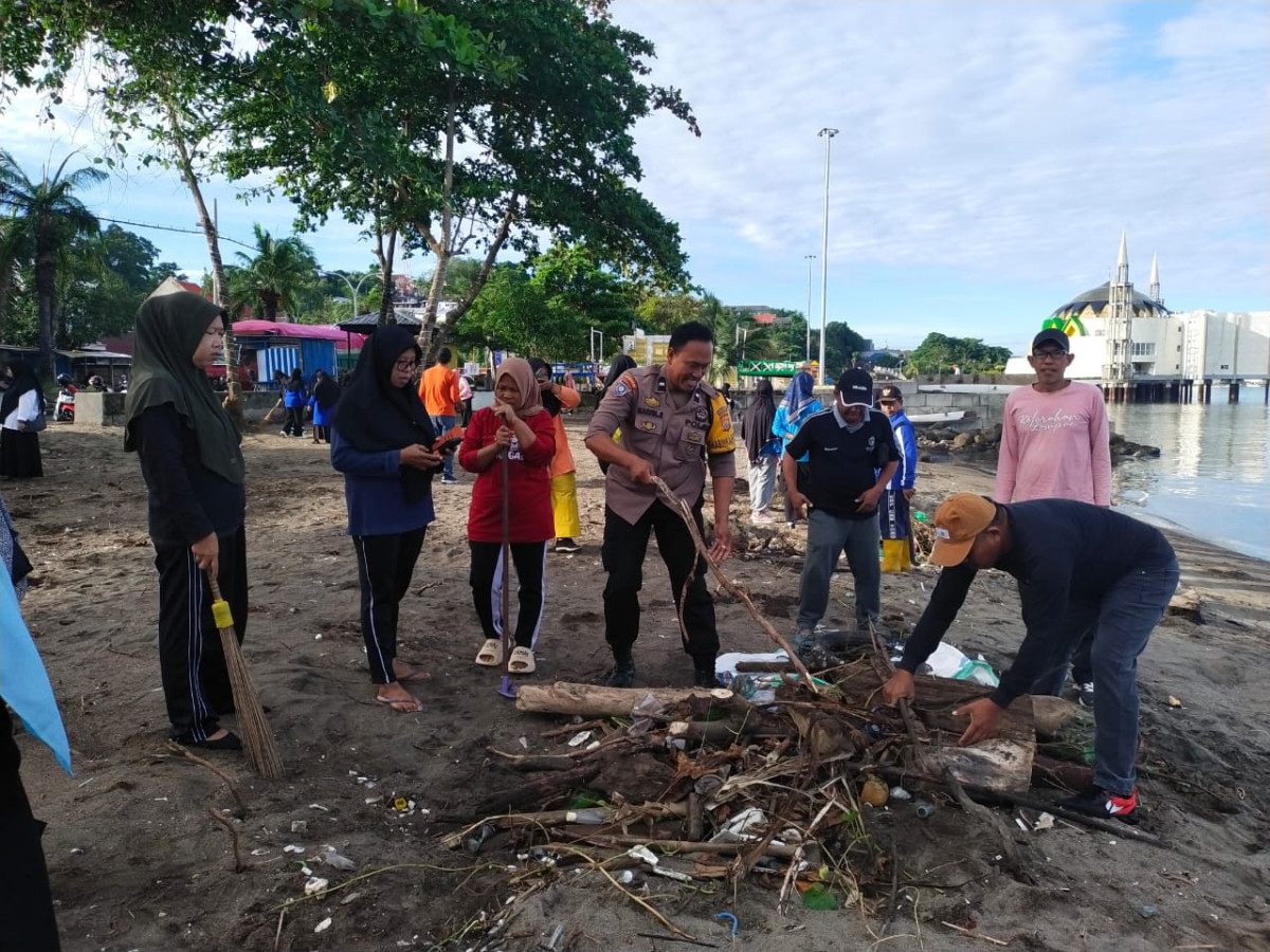 Melaksanakan Kerja Bakti oleh Lurah, Bhabinkamtibmas, Staff Kelurahan, Penerima PKH, para Kader Kamp. KB "Geddongnge" dan Warga Sekitar