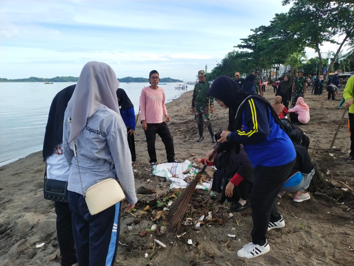 Melaksanakan Kerja Bakti oleh Lurah, Bhabinkamtibmas, Staff Kelurahan, Penerima PKH, para Kader Kamp. KB "Geddongnge" dan Warga Sekitar