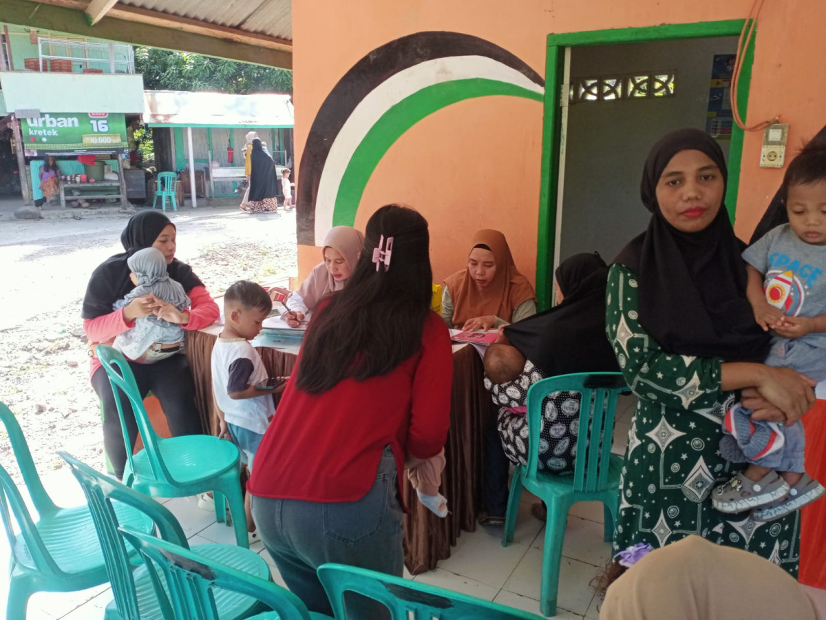 Mengikuti Kegiatan Posyandu oleh Nakes UPTD Puskesmas Lumpue, Bidan kelurahan, OPD KB, Kader PKK, Kader Posyandu dan Pengurus Kamp. KB "Geddongnge" serta Sasaran